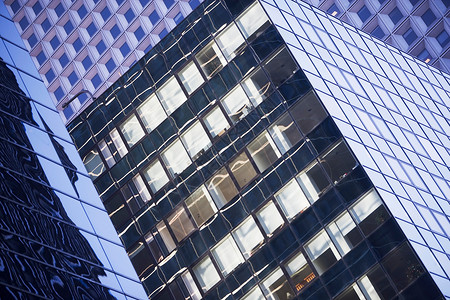 城市摩天大楼的反射窗口图片