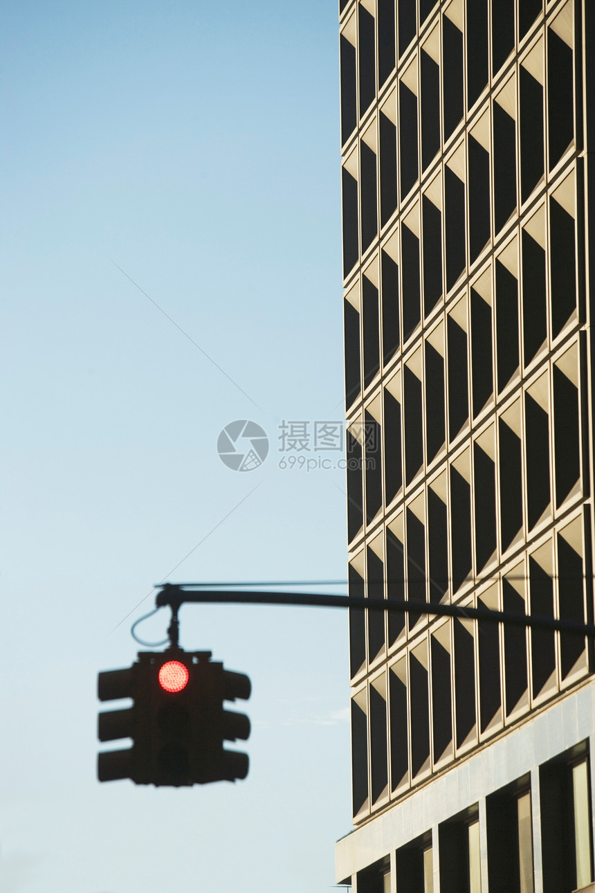 交通灯和摩天大楼图片