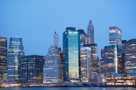纽约市摩天大楼的夜景图片