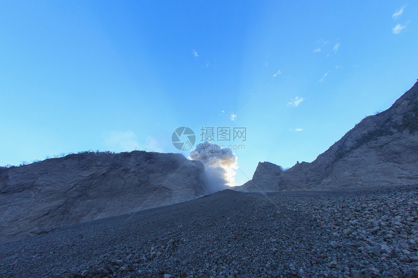 天空下喷发的火山图片