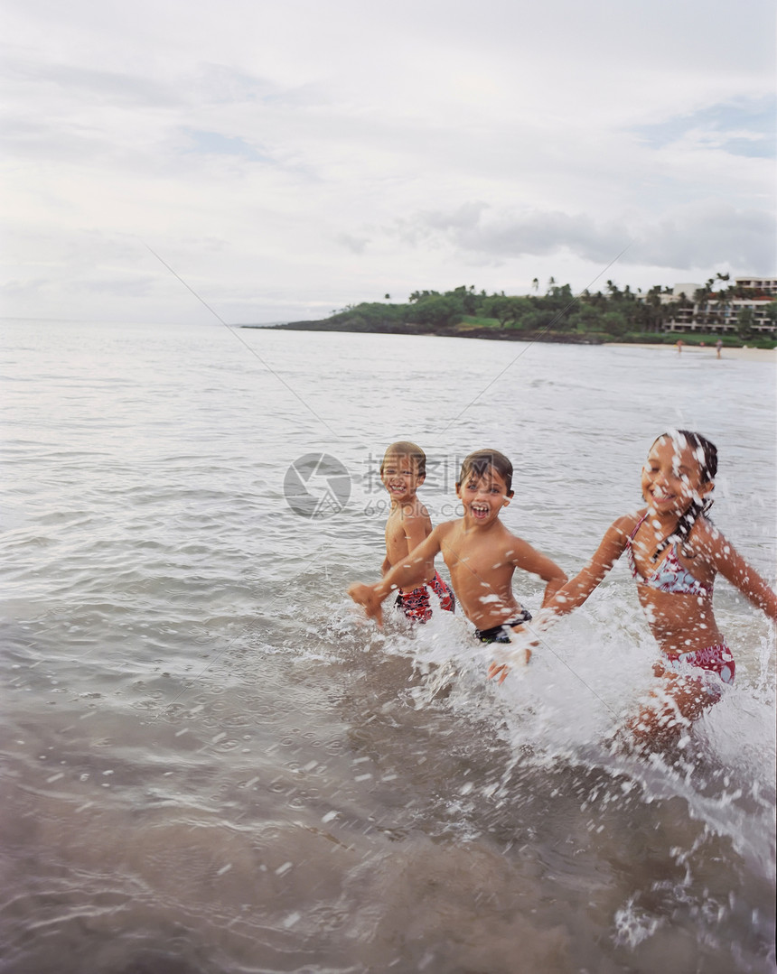 儿童们在海中奔跑图片