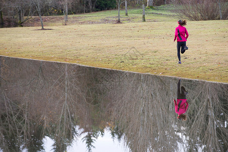 在湖边跑步运动的年轻女性图片