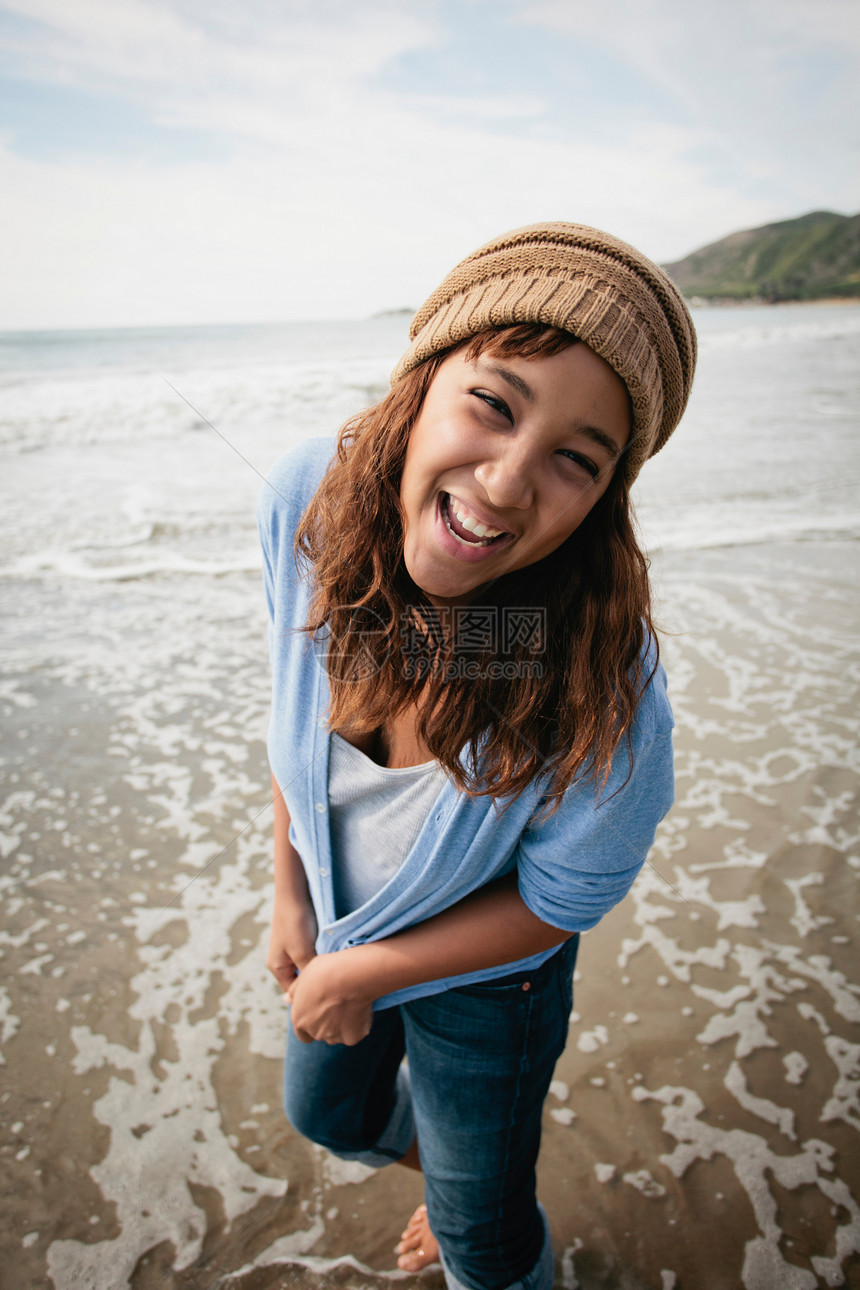 微笑的女人在海浪中玩耍图片