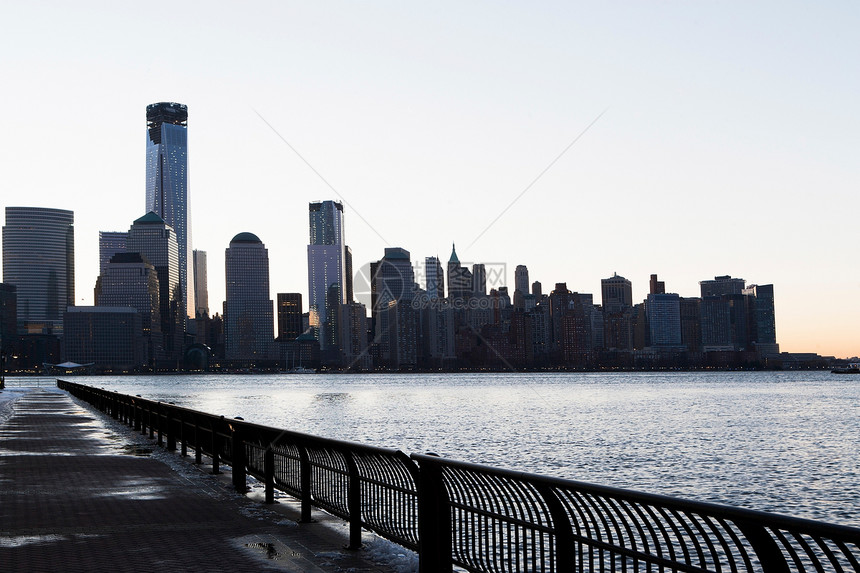 美国纽约市曼哈顿河滨和黄昏天线图片