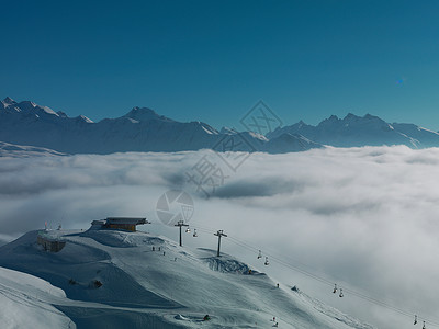 低云滑雪度假胜地的电梯高清图片