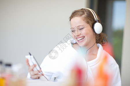 年轻女收听MP3播放器图片