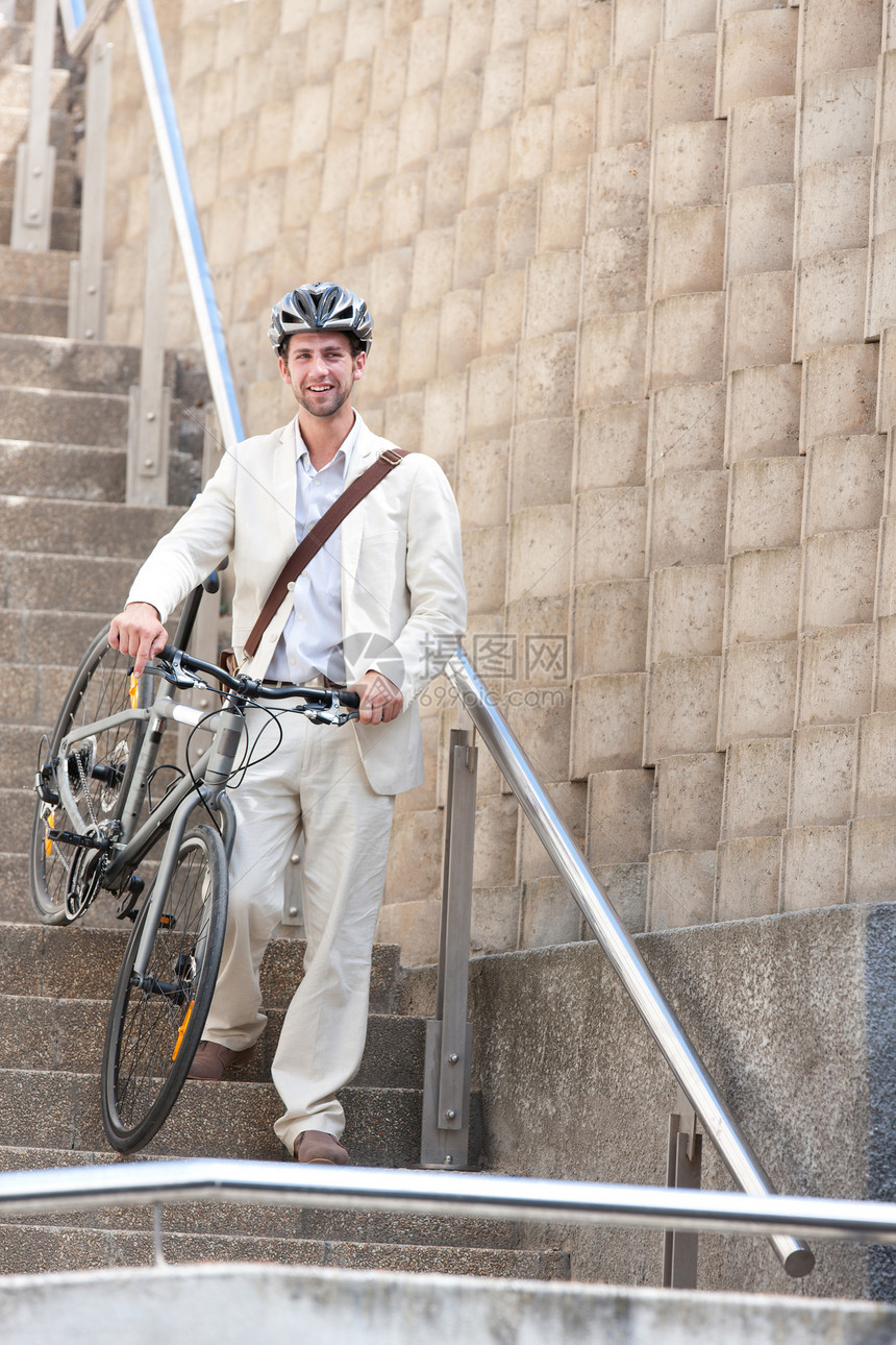 青年男子骑自行车在台阶上图片