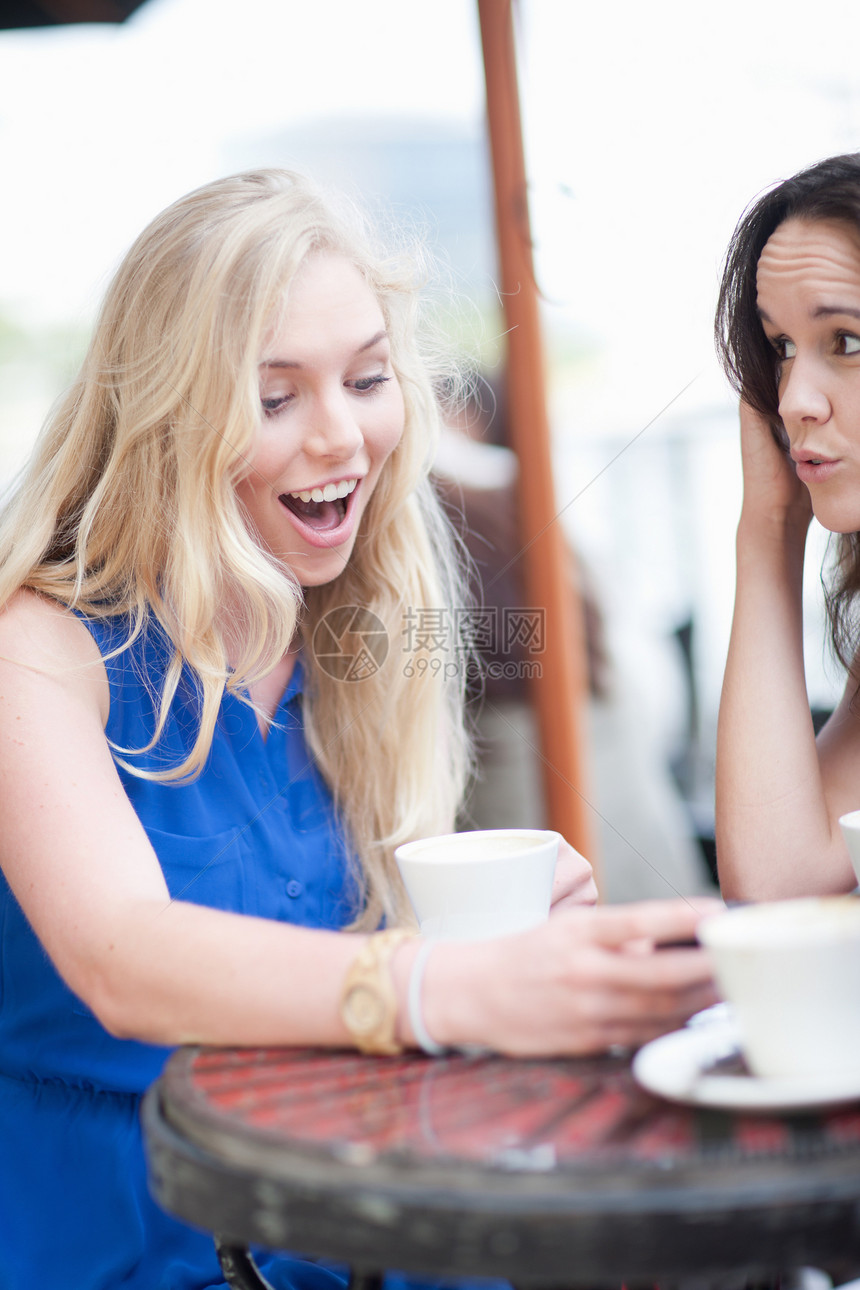 在咖啡馆聊天的年轻妇女图片