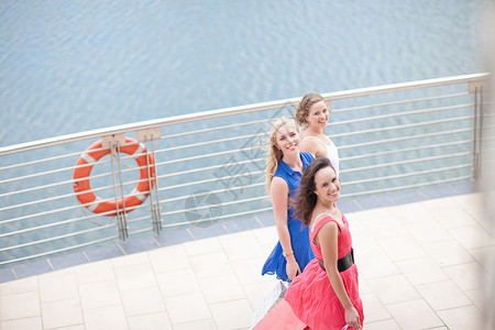 三名女青年在桥边走着图片