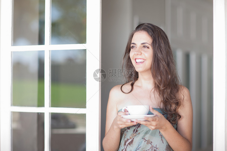 喝茶的年轻女人图片