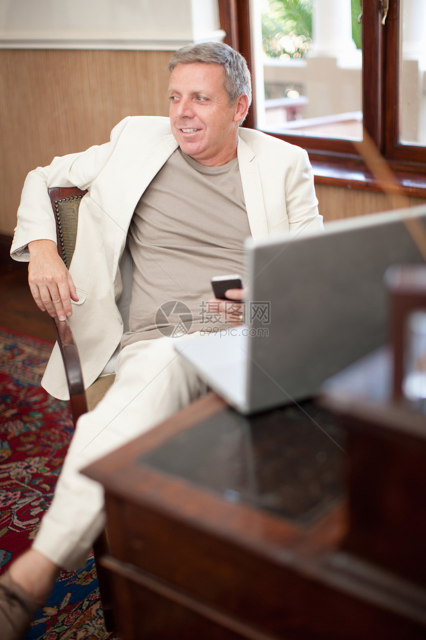 旅馆房间坐着一名男商人图片