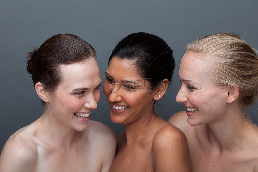 三个年轻女人笑着图片