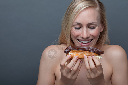 年轻女人准备吃巧克力面包图片