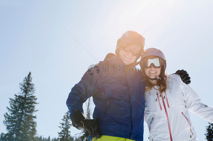 穿滑雪服的年轻夫妇图片