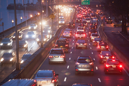 黄昏时的繁忙高速公路交通图片