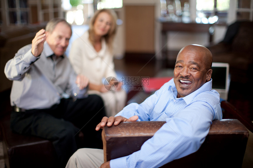 在扶手椅上老年男子回头微笑图片
