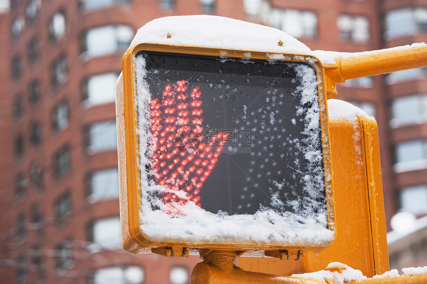 下雪城市街道的禁行标志图片