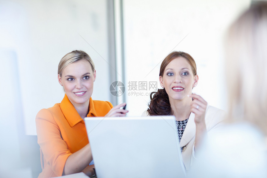 笔记本电脑前的女企业家图片
