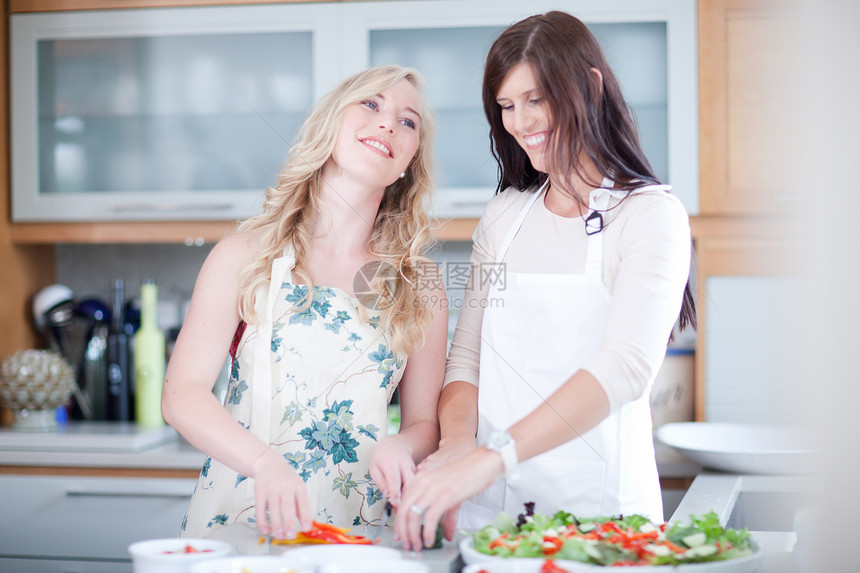 闺蜜一起在厨房做饭图片