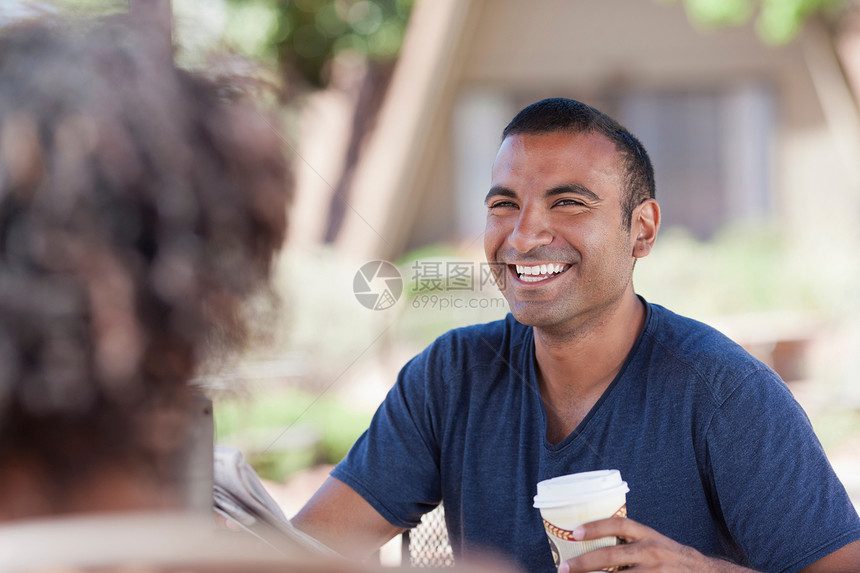 一对夫妇起喝户外咖啡图片