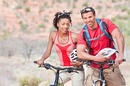 夫妇在山上骑着自行车微笑图片