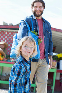 市场目光父亲和儿子在农民市场背景