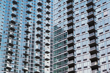 城市街上的玻璃摩天大楼图片