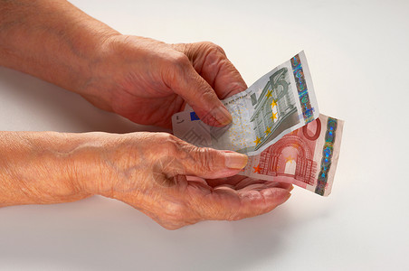 拿着欧元纸币的老年妇女图片