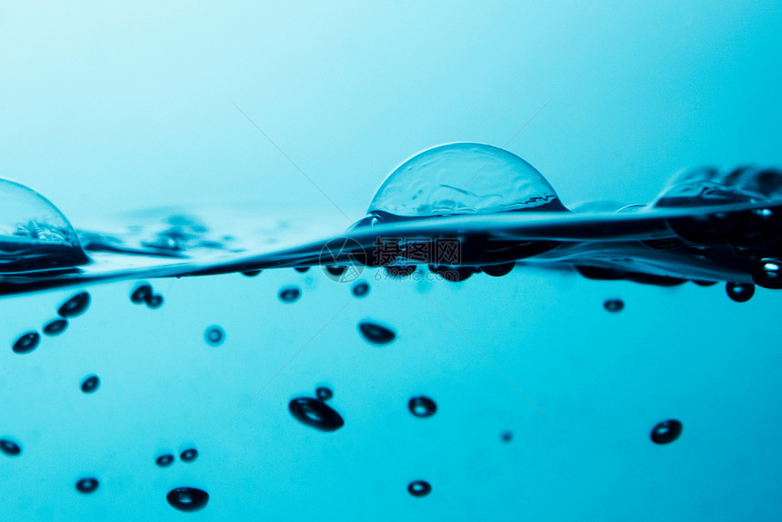 浮在水上水泡图片