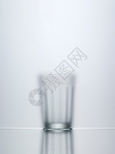 玻璃杯的模糊视图图片