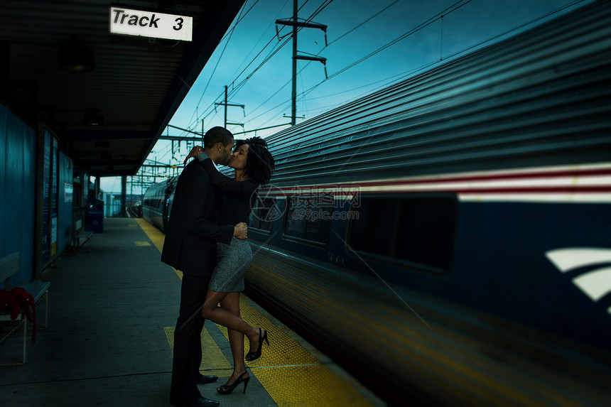 火车站一对夫妇接吻图片