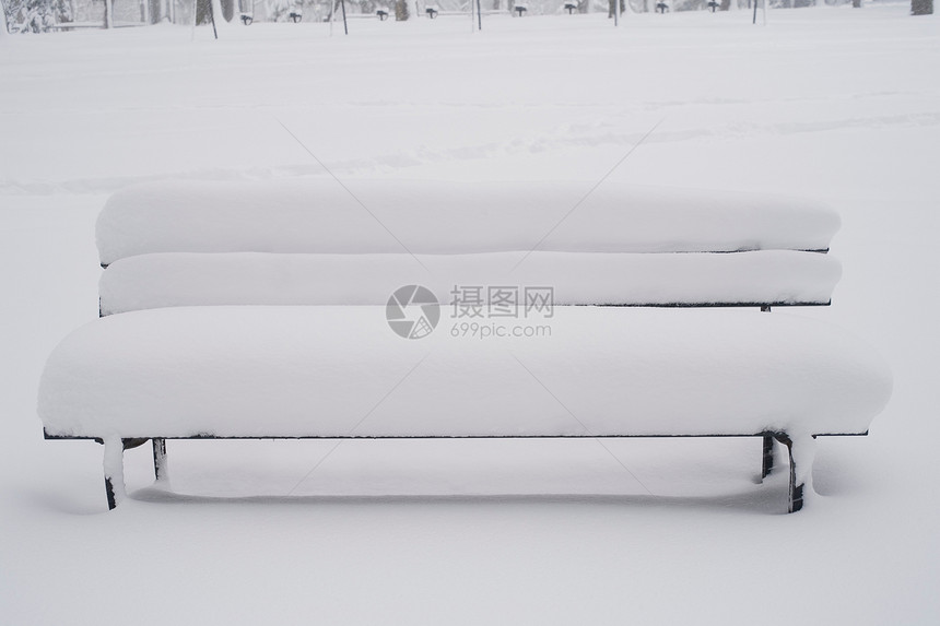 雪后公园中的长凳图片