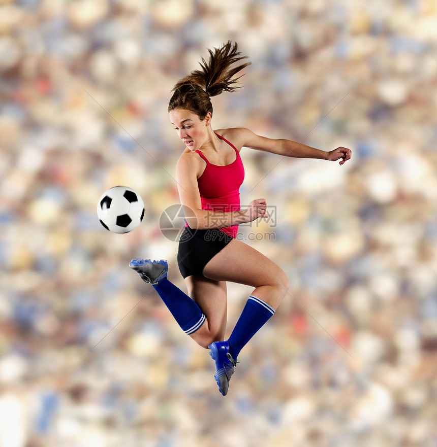 足球运动员在空中踢球图片