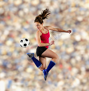 足球运动员在空中踢球图片