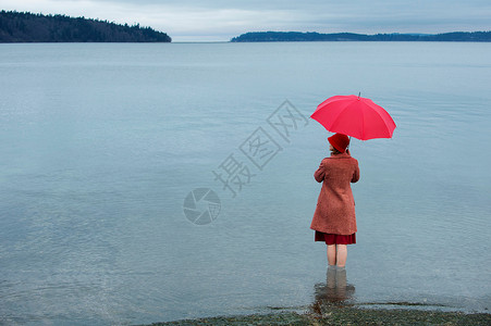 站在湖边的女性图片