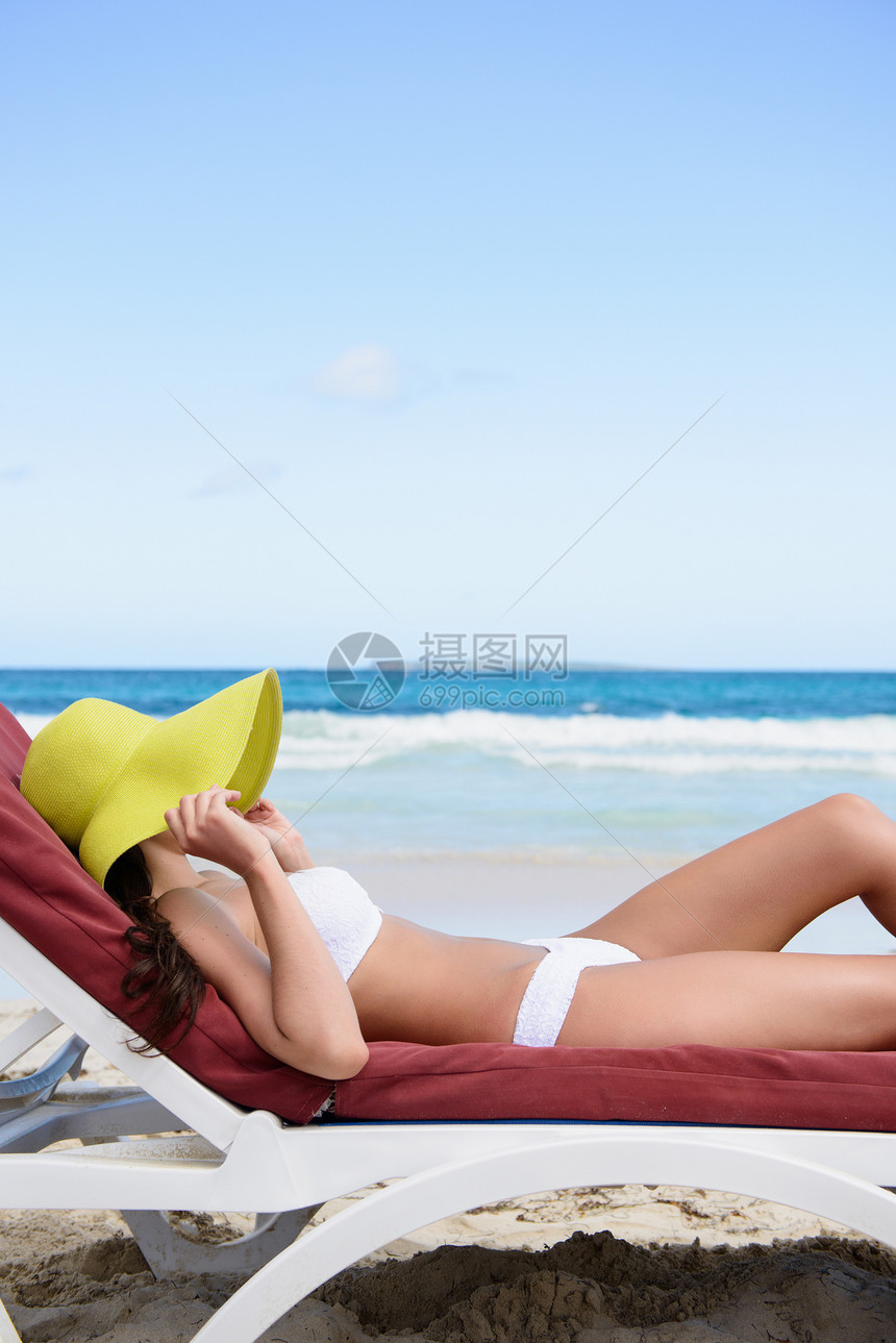 热带沙滩上的美女日光浴图片