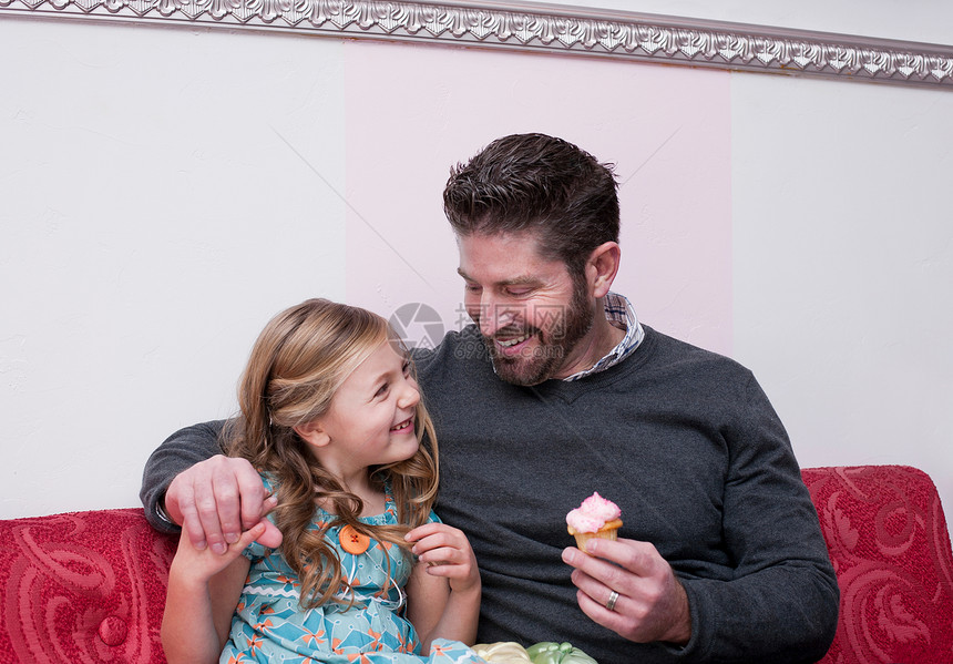 父亲和女儿一起吃蛋糕图片