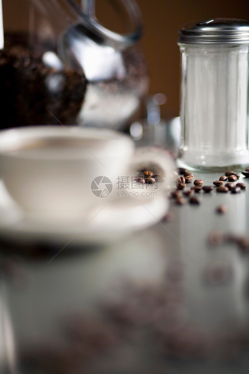 咖啡杯边上的咖啡豆图片