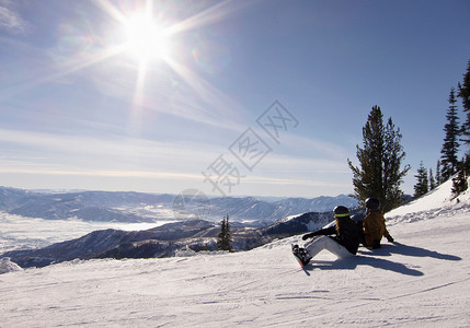 坐在斜坡上的滑雪运动员图片
