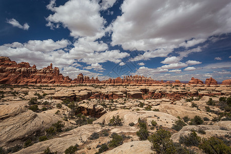 干旱沙漠景观中的岩层图片