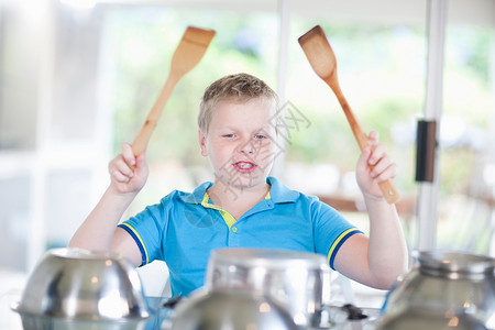 男孩使用厨房用具扮演鼓手图片