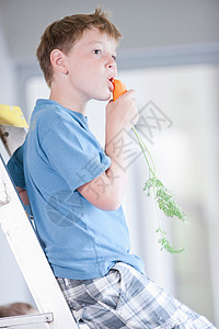 男孩吃胡萝卜图片