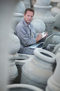 做记录的陶瓷厂的工人图片
