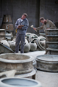 在陶瓷厂的工人图片