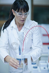 在实验室进行臭氧学家监测抽样的女子图片