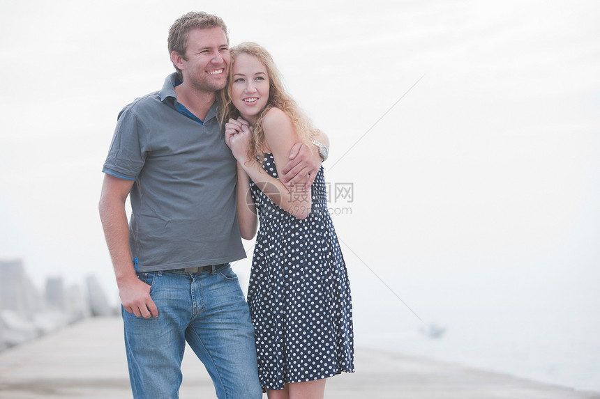 站在码头的年轻夫妇图片