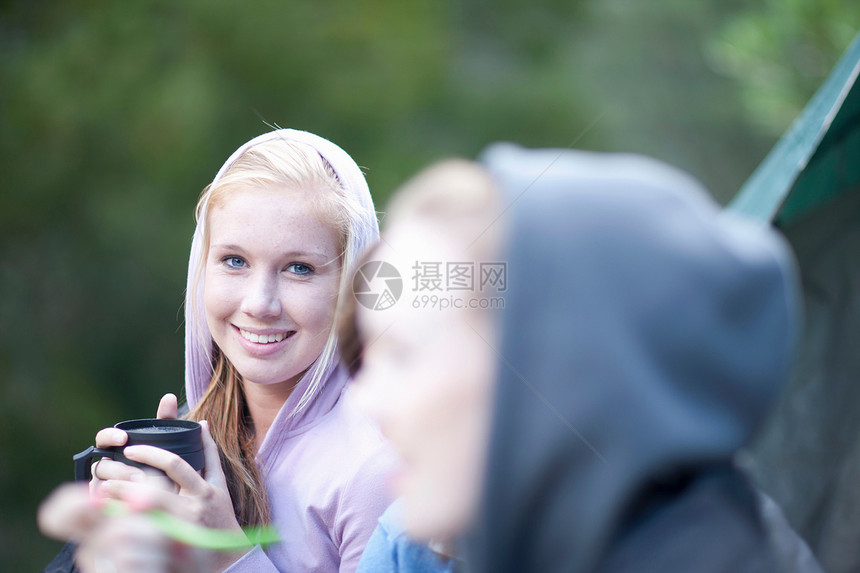 喝水休息的年轻女孩肖像图片