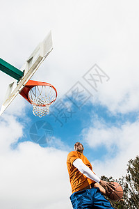年轻人在篮球赛中跳跃得分图片