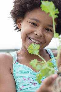 女孩照顾植物时微笑图片