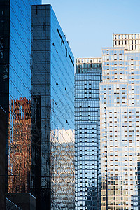 现代办公大楼的玻璃墙面背景图片
